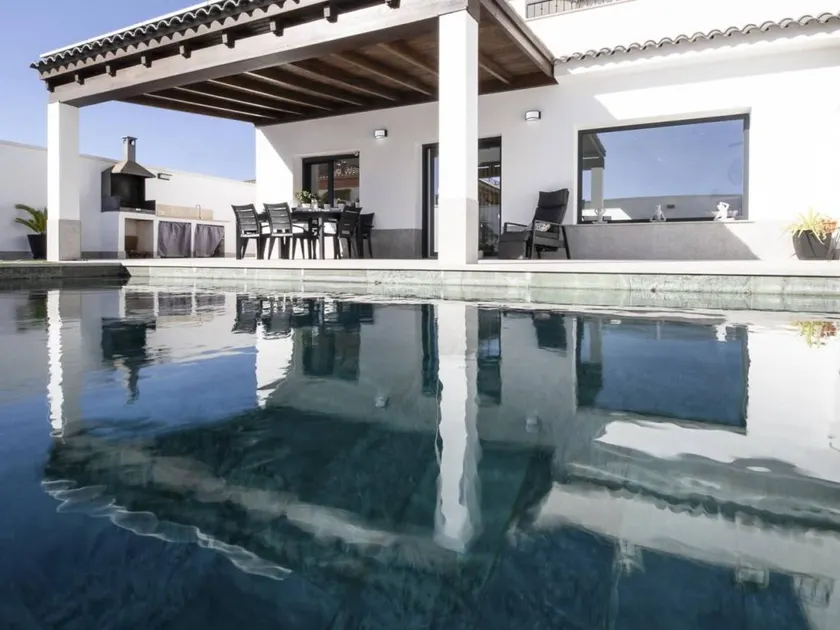 Villa with BBQ, garden & private pool | Mountain view - Image 1