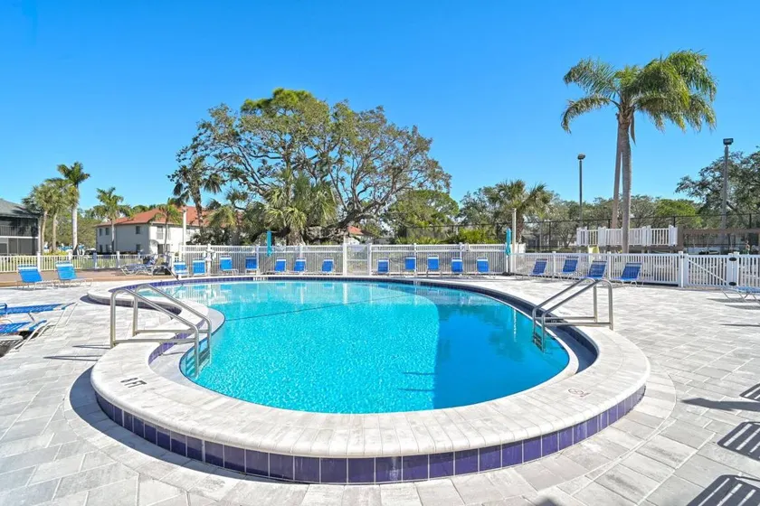 Appartement en copropriété avec piscine | Vue ville | Adapté au travail à distance - Image 1