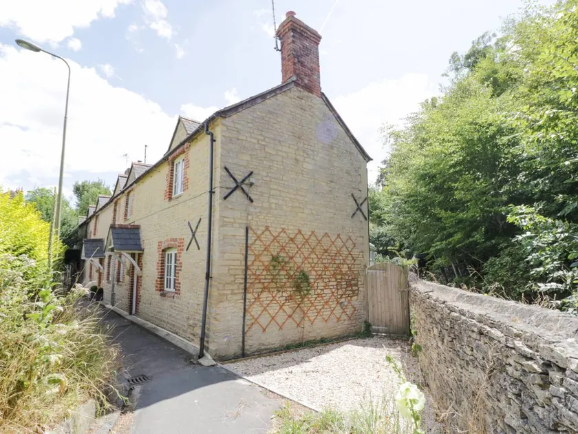 Cottage with garden - Image 1