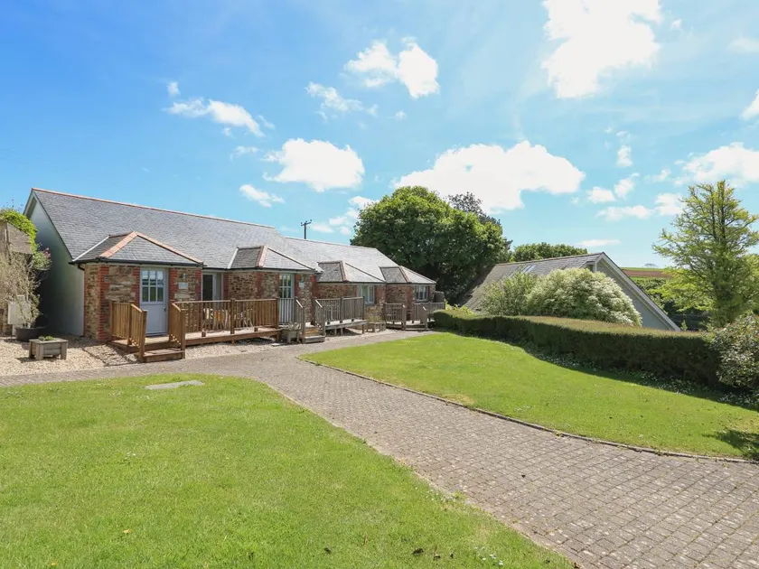 Cottage with jacuzzi & garden - Image 1