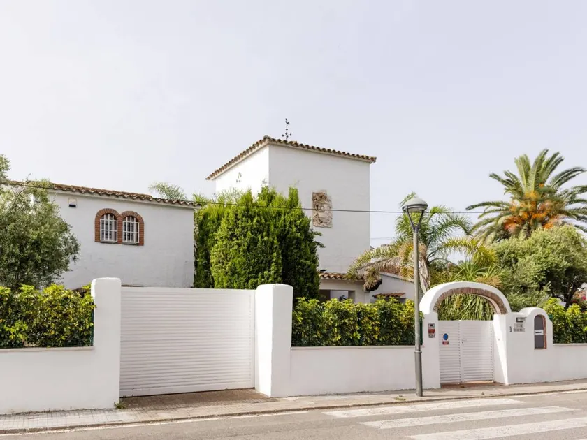 Fully equipped flat with fast internet, private pool & barbeque | Pet-friendly - Image 1