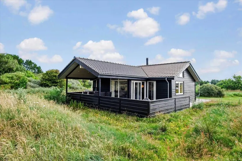 Holiday home with BBQ & hot tub - Image 1