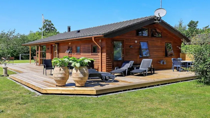 Charming holiday home with terrace, barbeque & garden - Image 1
