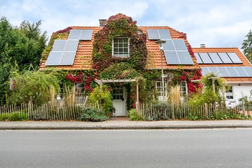 Holiday home with terrace, garden & barbecue - Image 1