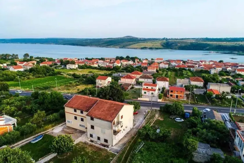 Prostrani apartman za veću obitelj/dvije obitelji s balkonom i dvorištem te pogledom na zaljev - Image 1