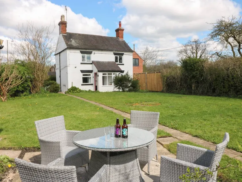 Cottage with garden - Image 1