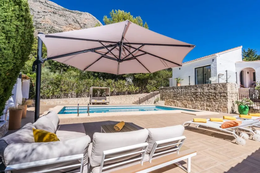 Villa with terrace, garden & private pool | Mountain view - Image 1