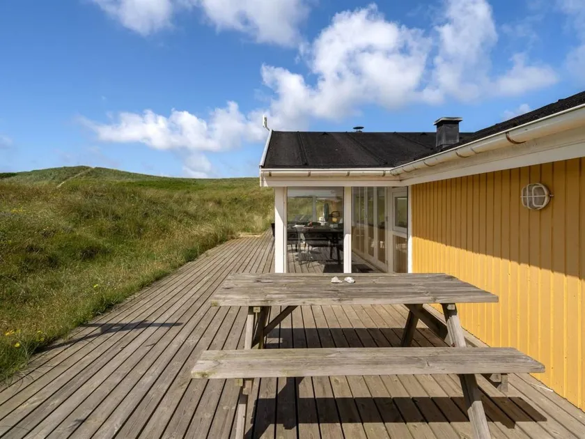 Family-oriented house with terrace, sauna & private pool | Beach nearby | Pets allowed - Image 1