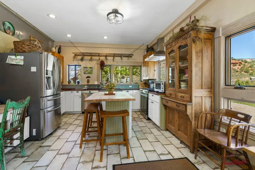 Hidden Valley Farmhaus, Walk to National Forest, 10 Minutes to Downtown - Image 1