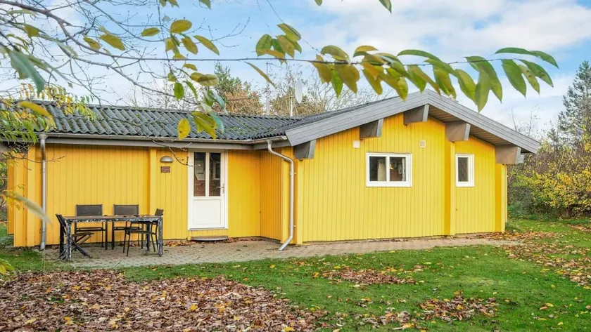 Holiday home with terrace - Image 1