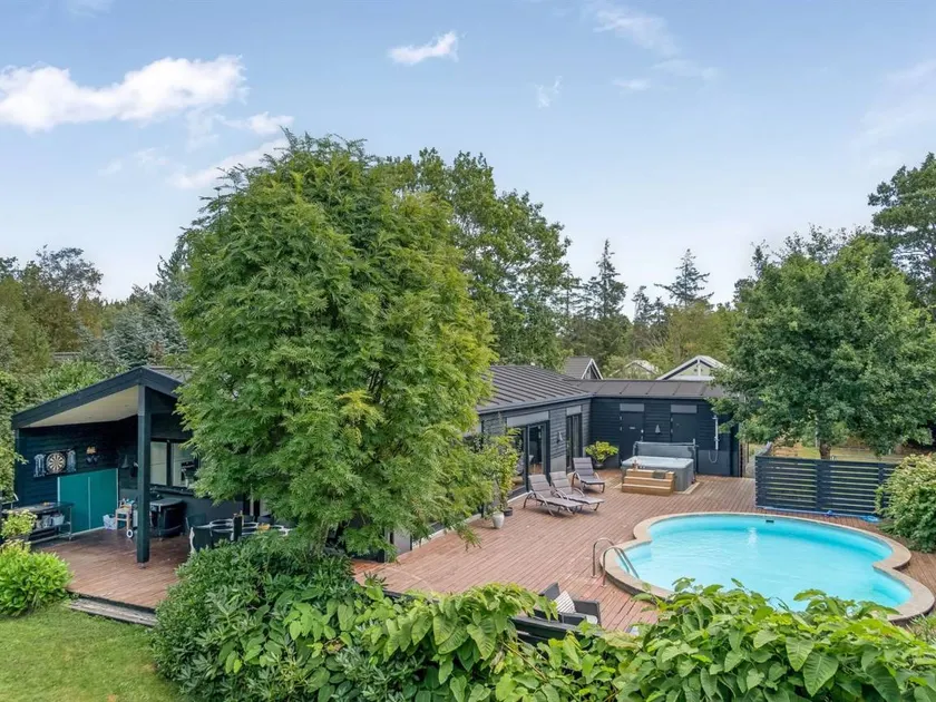 House with terrace, pool & hot tub - Image 1