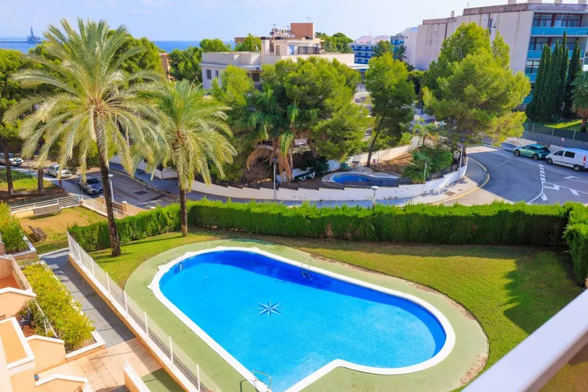 Apartment with pool & terrace - Image 1