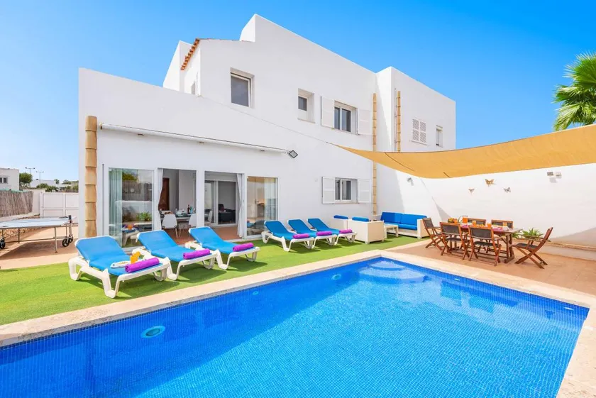 Villa with terrace, BBQ & private pool - Image 1