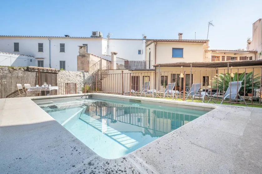 Maison entièrement équipée avec terrasse, internet haut débit et piscine privée | Vue jardin | Adaptée au travail à distance | Avec animaux acceptés - Image 1