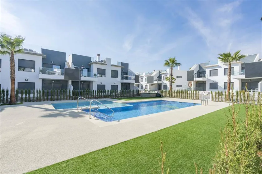 Appartement entièrement équipé avec terrasse, piscine et jardin - Image 1