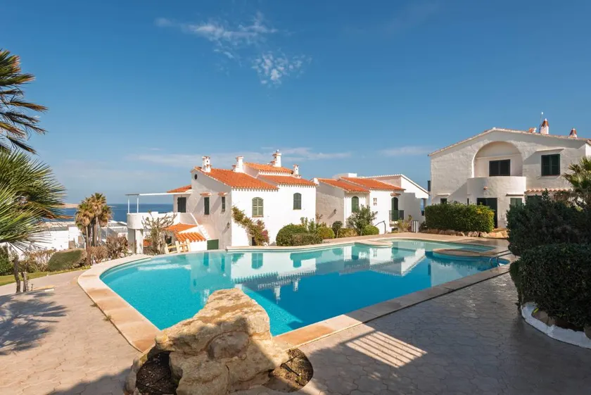 Flat with terrace, garden & pool - Image 1