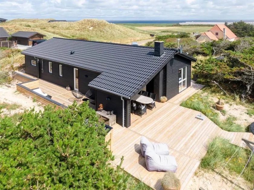 Holiday home with terrace, barbecue & jacuzzi - Image 1