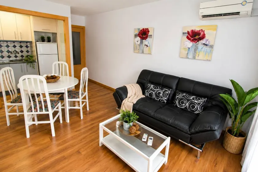 Apartment with garden - Image 1