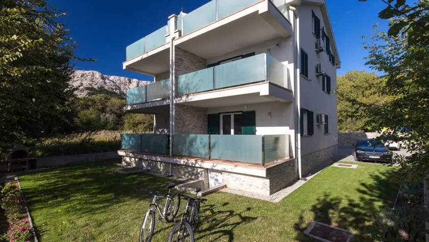 Flat with terrace - Image 1