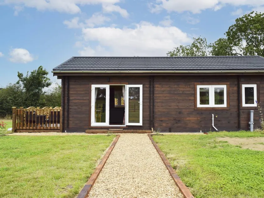 Family-oriented cottage with garden & hot tub | Pets allowed - Image 1