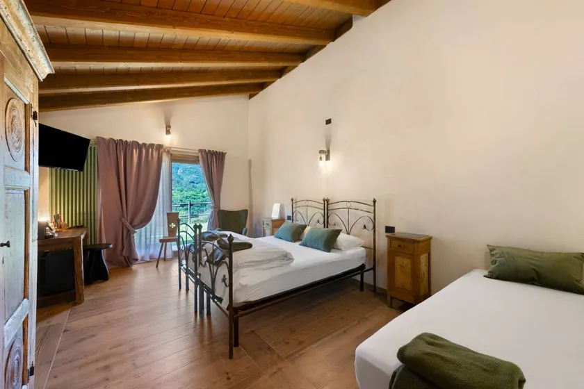 Private room with terrace & garden | Mountain view - Image 1
