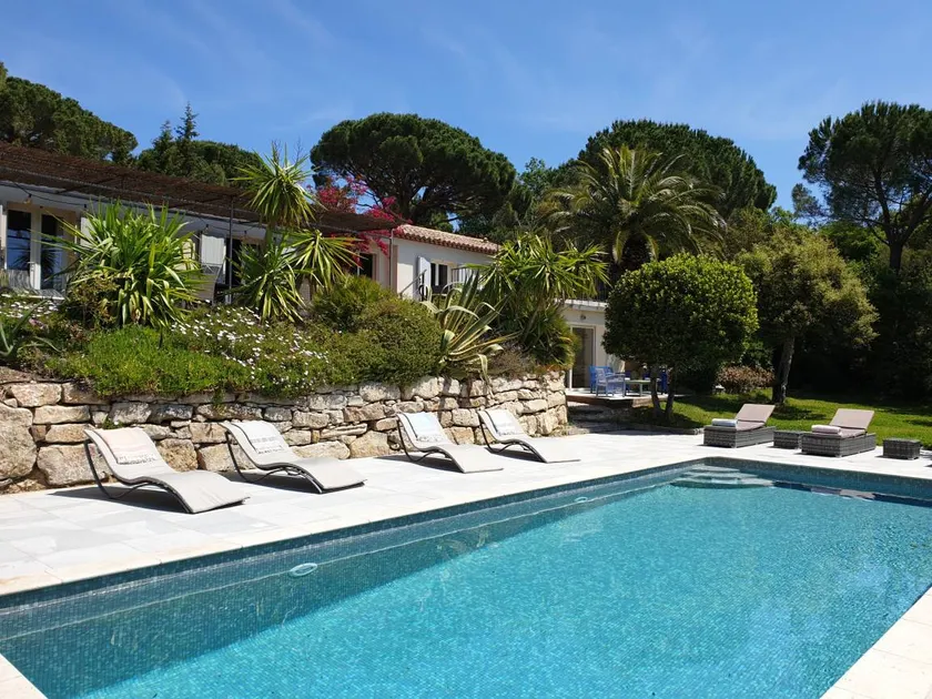 Villa avec barbecue, jardin et terrasse - Image 1