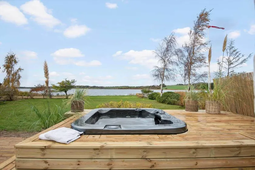 House with jacuzzi, terrace & BBQ - Image 1