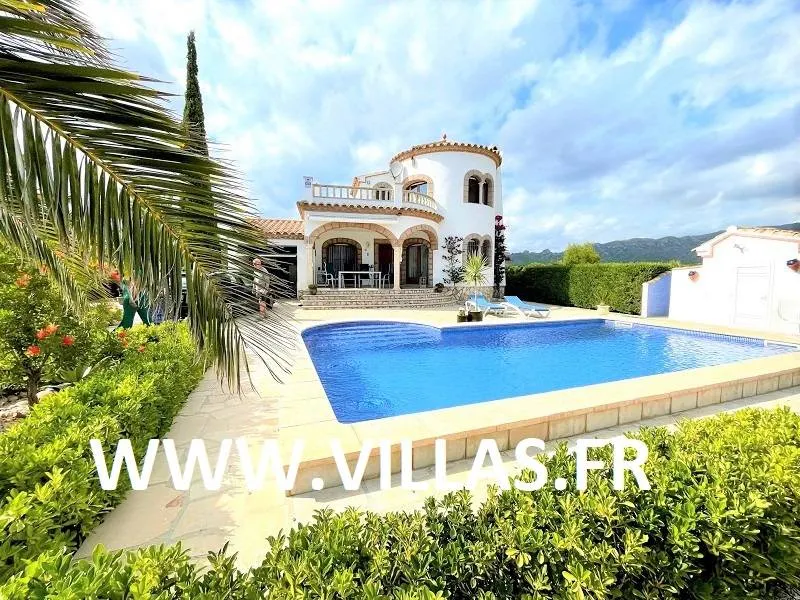 Family-friendly villa with terrace, private pool & barbeque | Garden view - Image 1