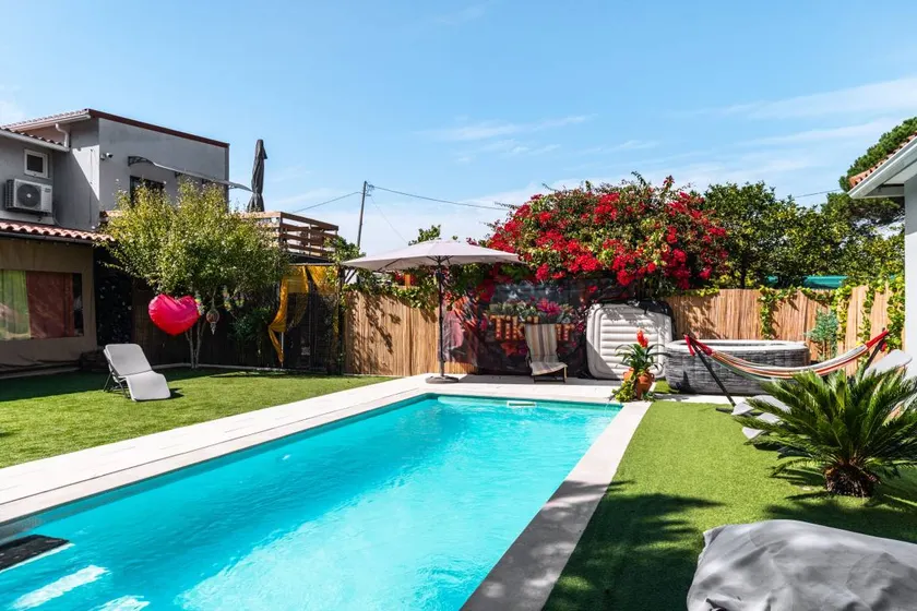 Maison avec piscine chauffée, internet haut débit et terrasse | Vue jardin - Image 1