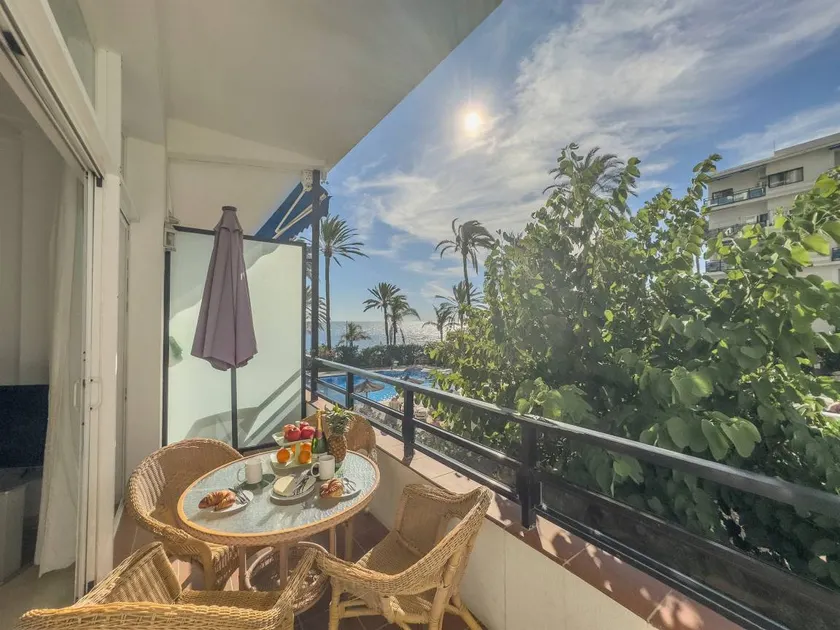 Apartamento vacacional con jardín y piscina | Vistas al mar - Image 1