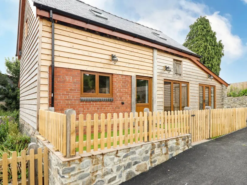 Child-friendly cottage with hot tub & garden | Pets allowed - Image 1