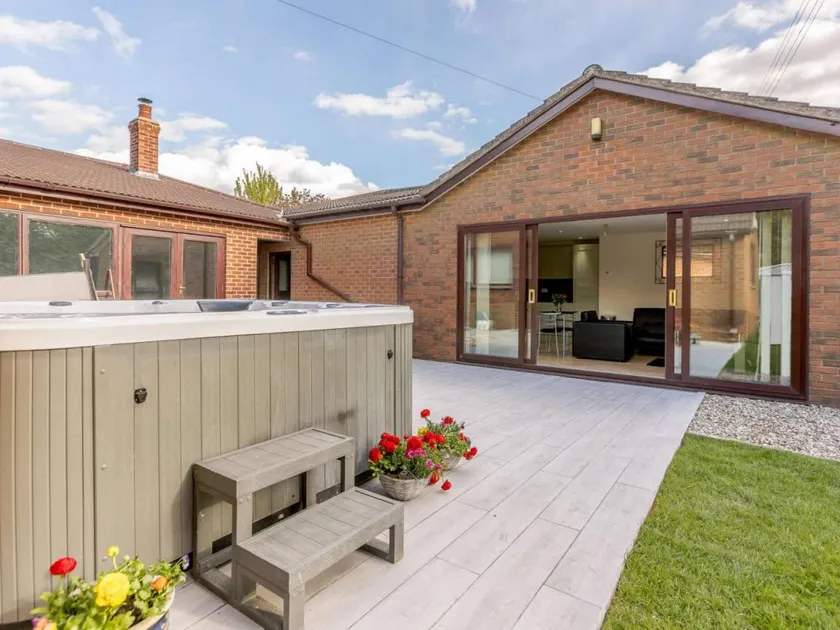 Fully equipped holiday home with hot tub, garden & barbeque - Image 1