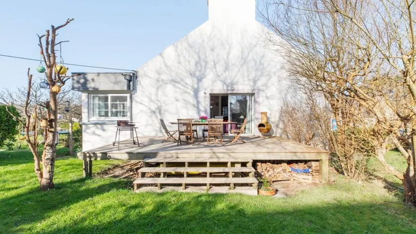 Wonderful holiday home with barbeque & garden - Image 1