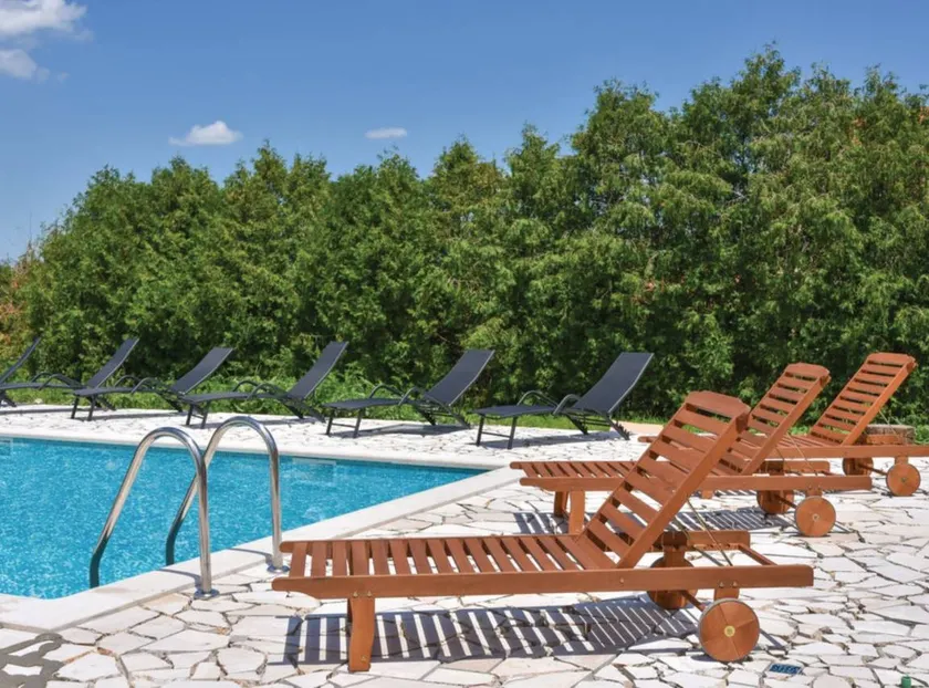 Holiday home with garden, BBQ & pool | Mountain view - Image 1