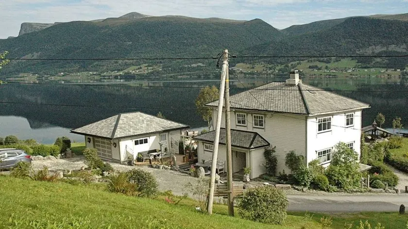 House with garden & terrace - Image 1