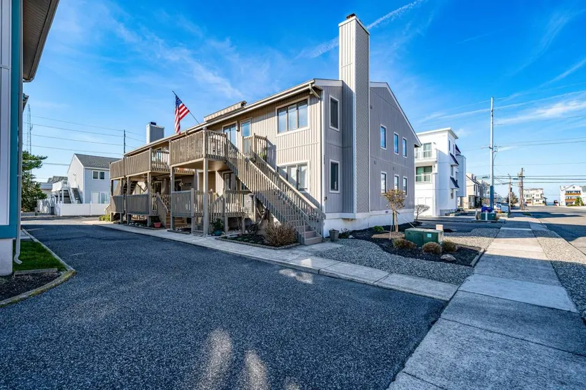 Modern, clean condo close to everything & beach - Image 1