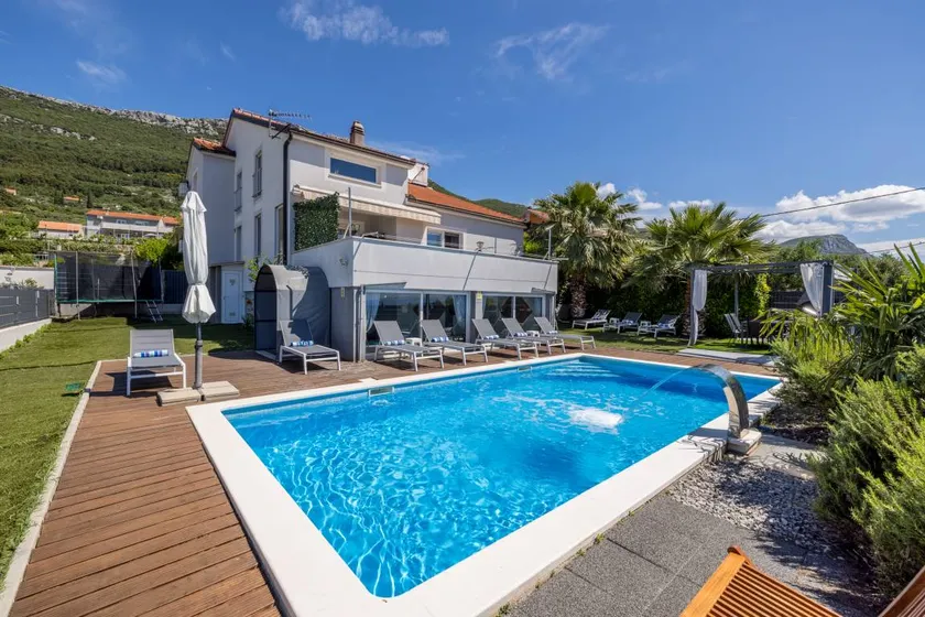 Children-friendly villa with private pool, terrace & barbeque | City view | Pets allowed - Image 1