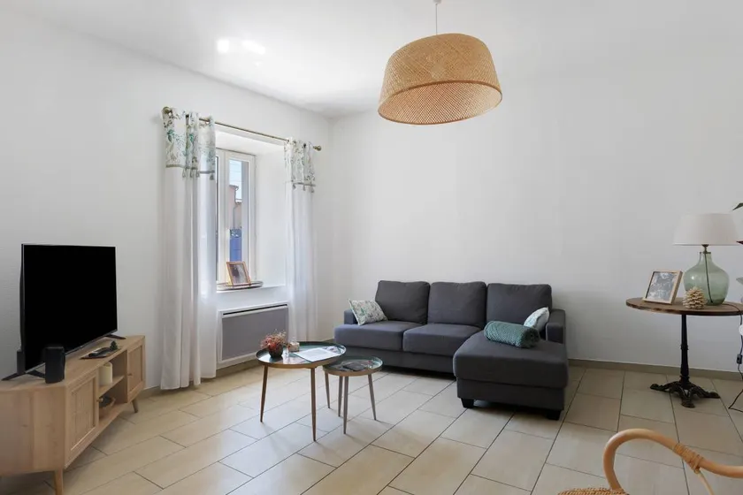 House with BBQ, garden & terrace - Image 1