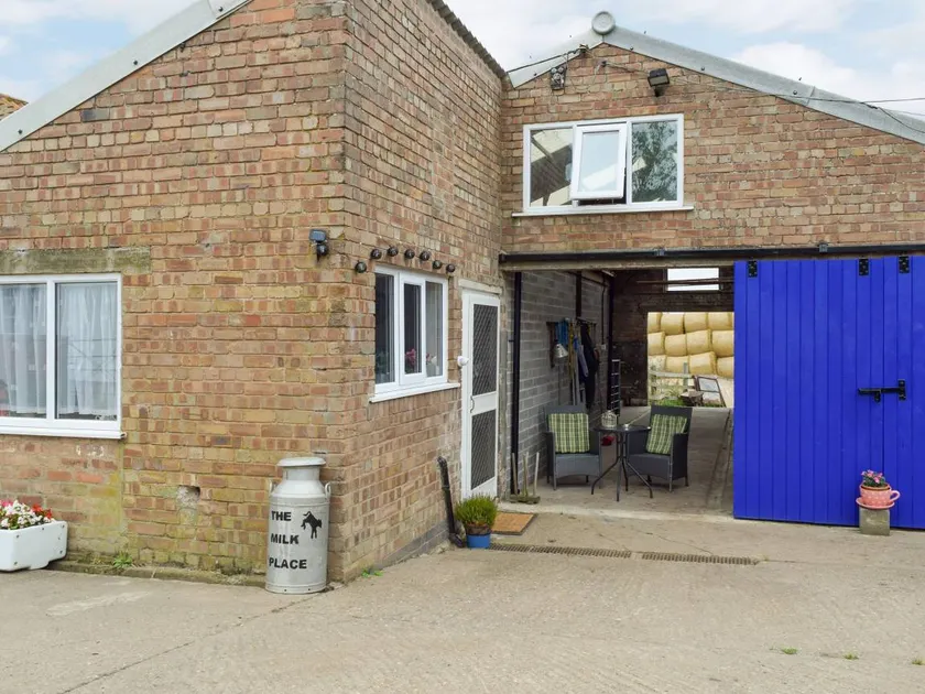 Family-friendly cottage with terrace - Image 1