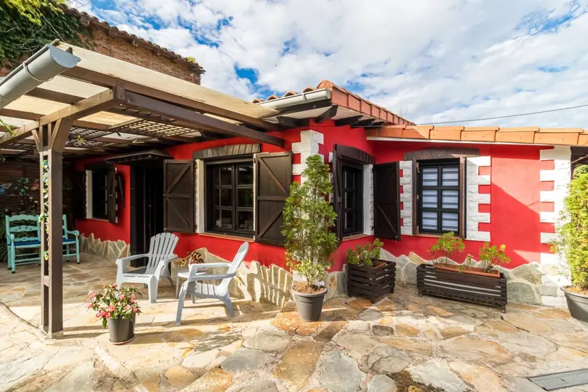 Family-oriented house with garden & BBQ | Mountain view | Perfect for remote work | Pets allowed - Image 1