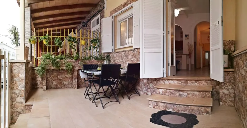 Charming house with terrace & garden | Beach nearby - Image 1