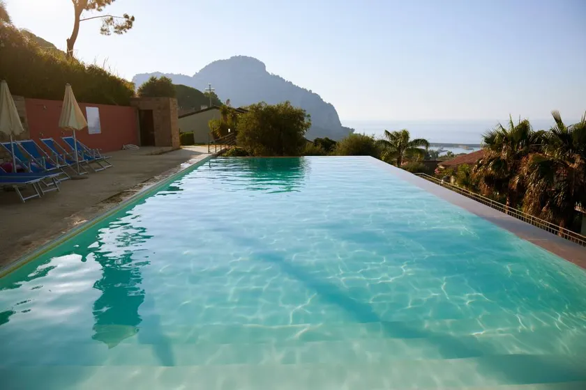 Flat with pool, terrace & fast internet | Beach view - Image 1