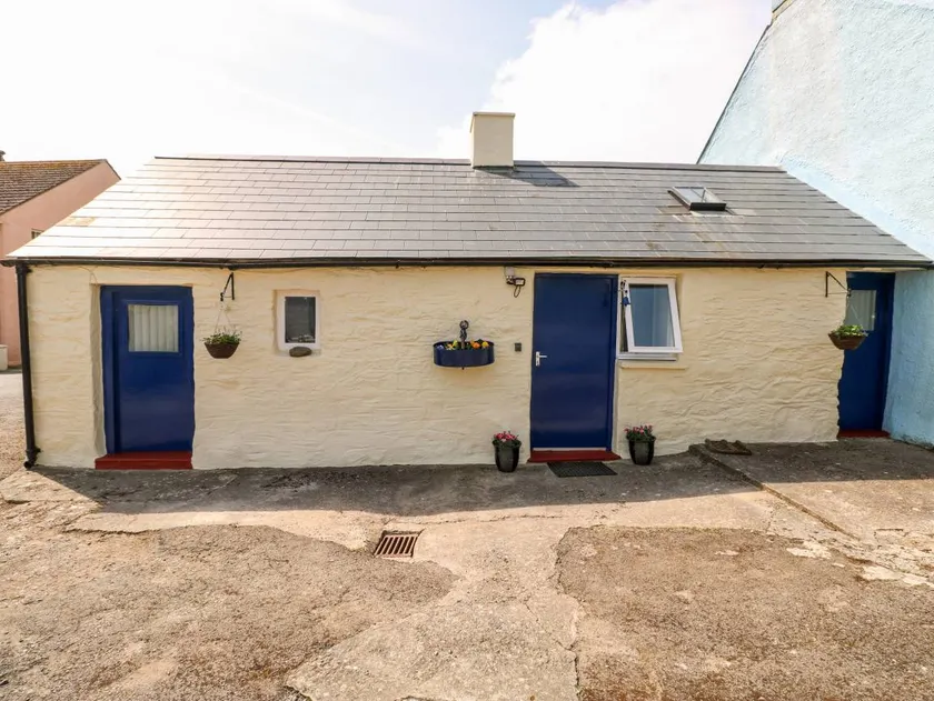 Cottage with garden - Image 1