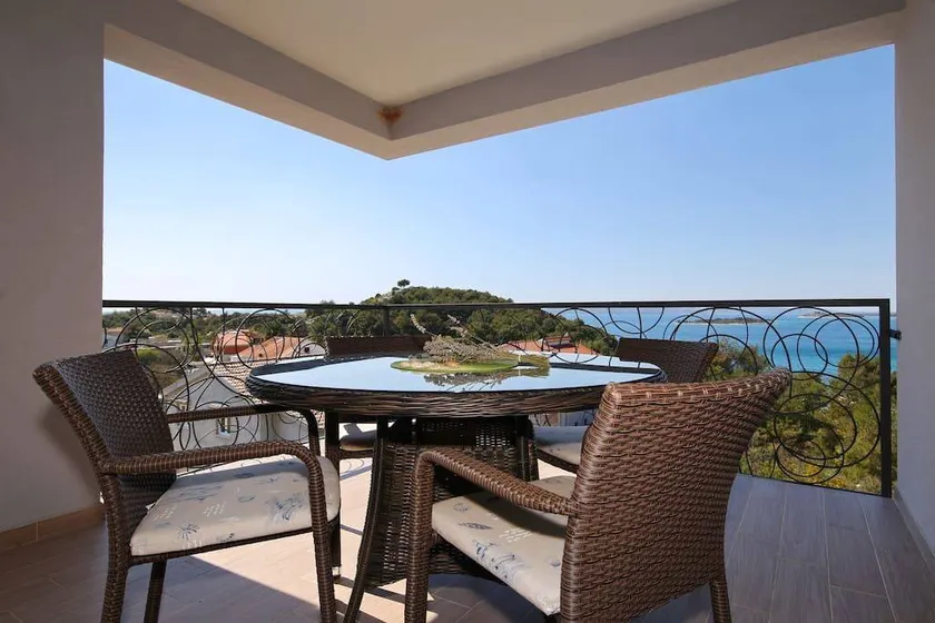 Holiday apartment with garden & barbecue | Sea view - Image 1