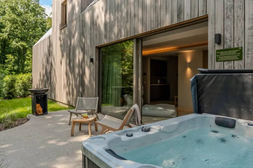 Erleben Sie Luxus und Entspannung in der Wellness Suite, mit Sauna, Jacuzzi und ruhiger Lage am Waldrand. - Image 1