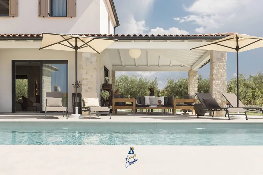Luxury and Elegant Designer Villa with Heated Pool - Image 1