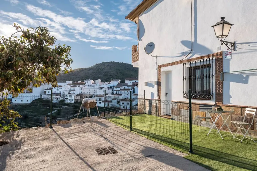 Family-friendly lovely flat with garden, terrace & BBQ | River view | Suitable for remote work | Pets allowed - Image 1