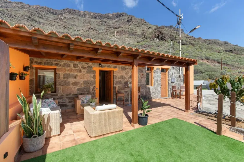 Vacation Apartment 'Vista Valle' with Mountain View, Wi-Fi and Air Conditioning - Image 1
