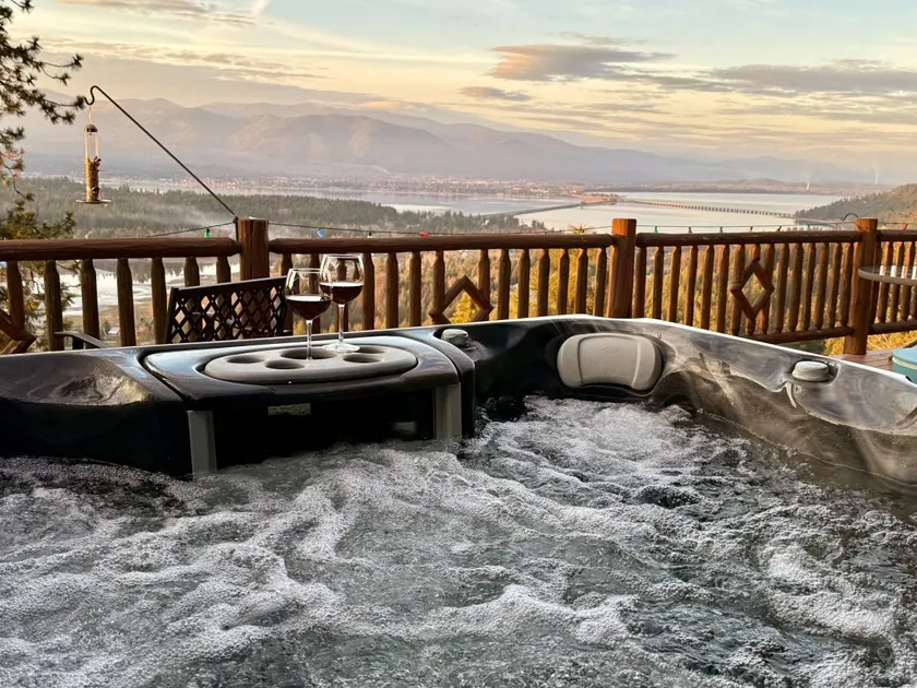Family-friendly charming house with fast internet, hot tub & barbeque | Lake view - Image 1