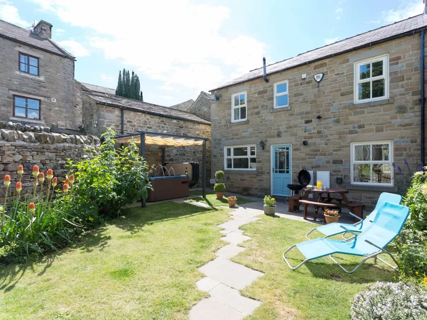 Family-friendly cottage with barbeque, jacuzzi & garden | Dogs allowed - Image 1